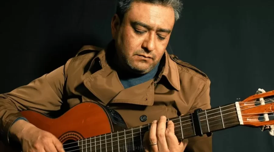 Álex Molina El Arquitecto de Canciones que Habita en el Alma
