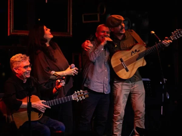 Alejandro Santiago y una noche para devolver lo que sus canciones nos dieron Alejandro Santiago y una noche para devolver lo que sus canciones nos dieron